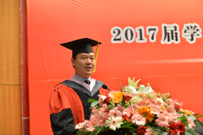 最后,全体起立合唱河南大学校歌,国际教育学院2017届毕业典礼暨学位